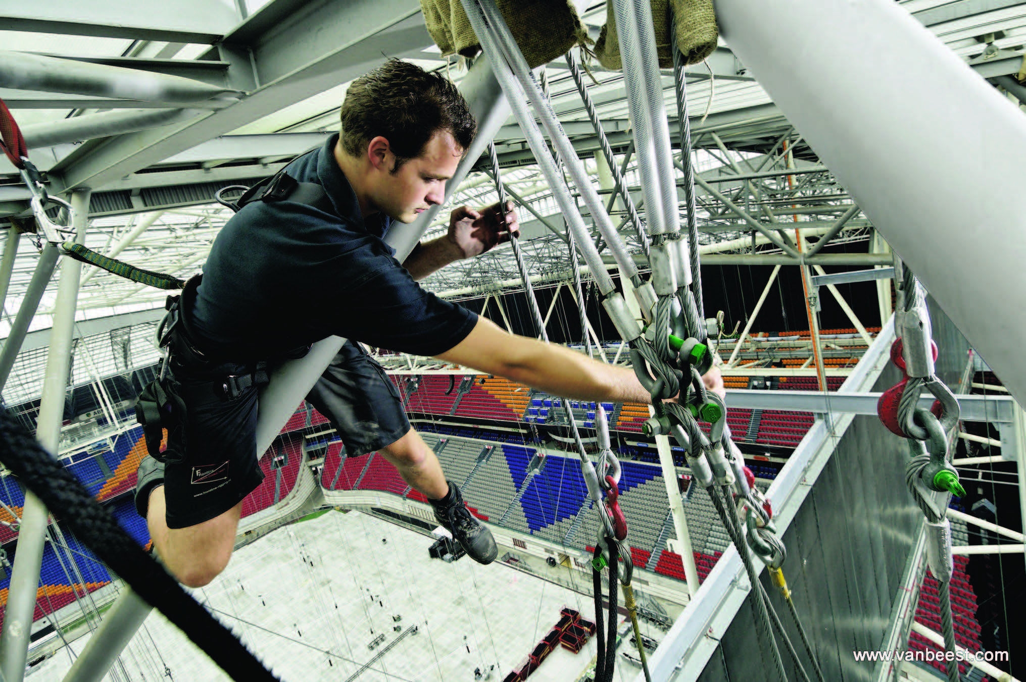 Unirope Employee working with shackles